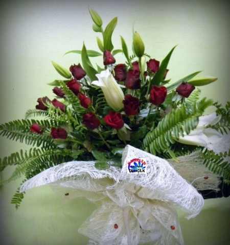  Erzurum Çiçek Siparişi 18 ADET GÜL VE LİLYUM BUKETİ