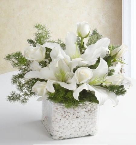 Erzurum Çiçekçi Zarif ve Beyaz Güller ve Lilyumlar